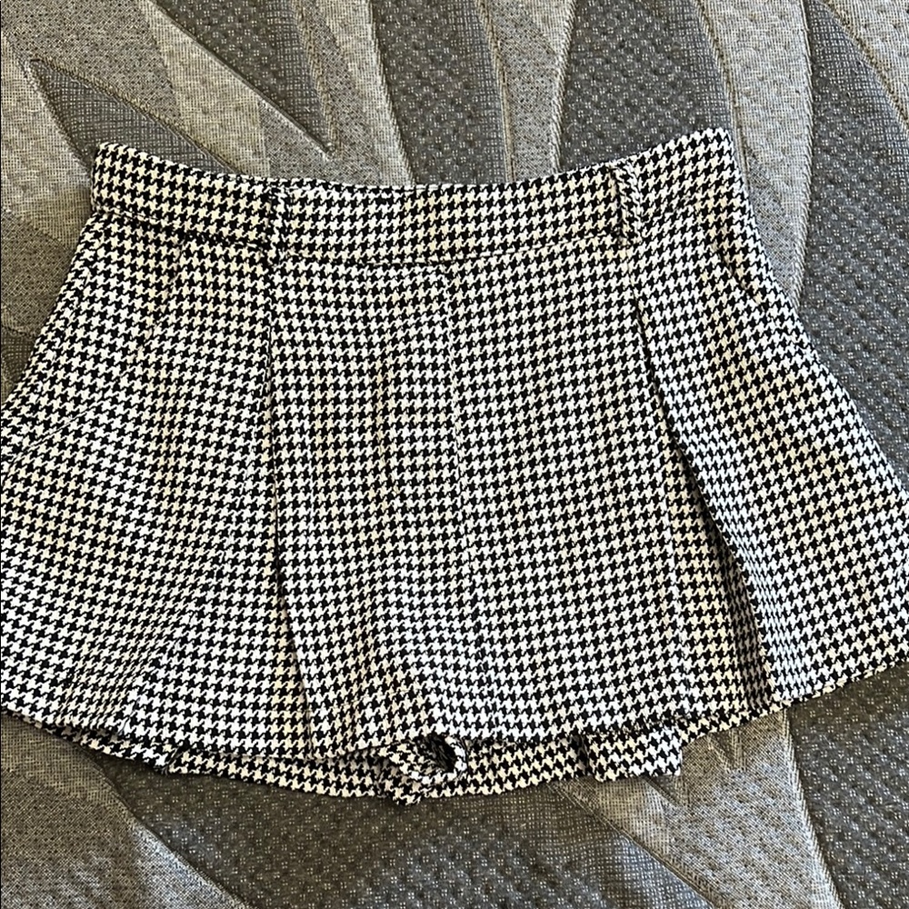 Black and White High-Waisted Skorts with Pleats